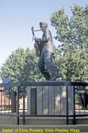 Statue of Elvis Presley, Elvis Presley Plaza, Memphis, TN, USA Statue of Elvis Presley, Elvis Presley Plaza, Memphis, TN, USA