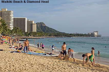  Waikiki Beach & Diamond Head from near Moana Surfrider Hotel, Honolulu, Oahu, HI, USA